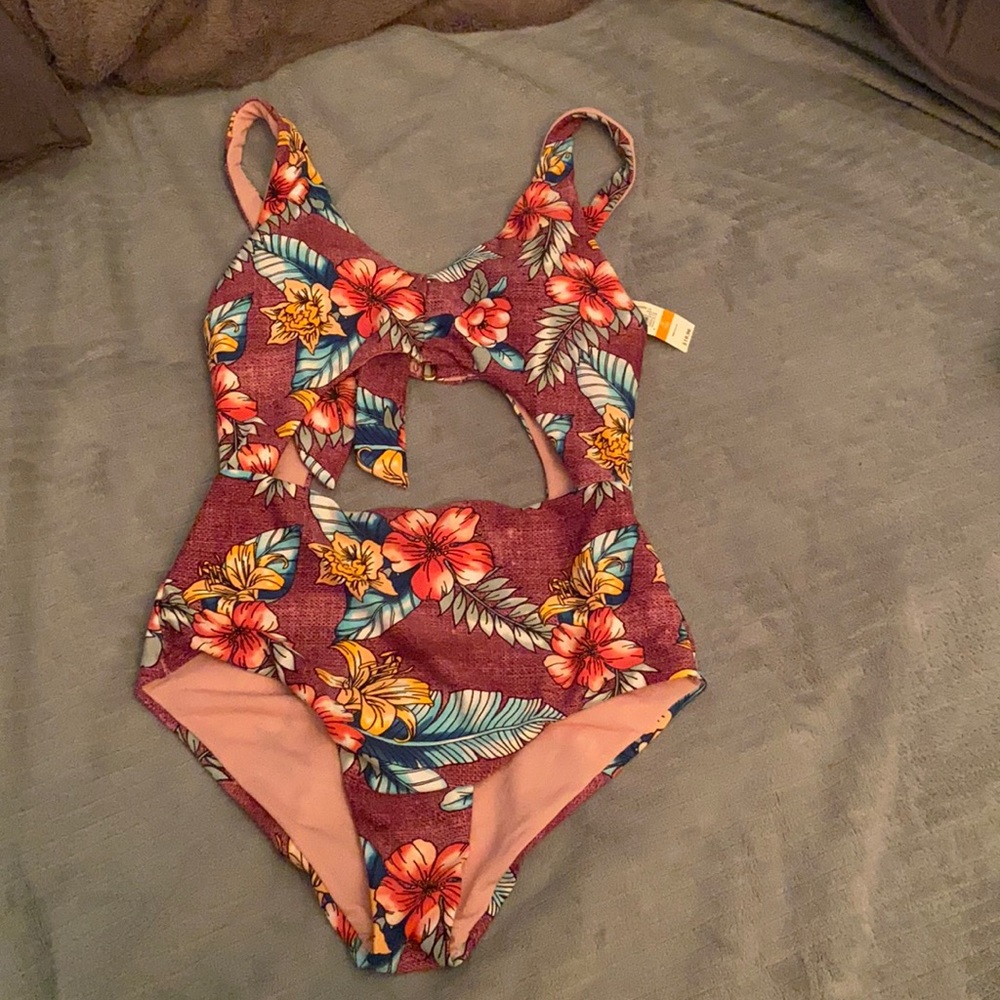 Cute floral swimsuit !